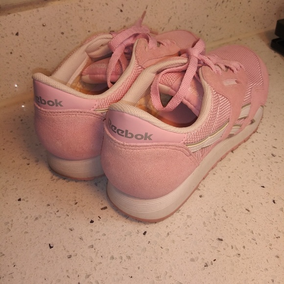 REEBOK CLASSICS WMNS SIZE 7 - Picture 2 of 3